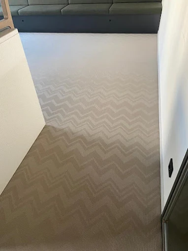 Frisch gereinigter Teppichboden in einem Büro